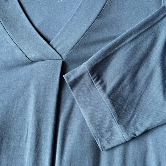 Denver Hayes Women's Pleat Detail Relaxed Fit V-Neck Top - Picture 4 of 15